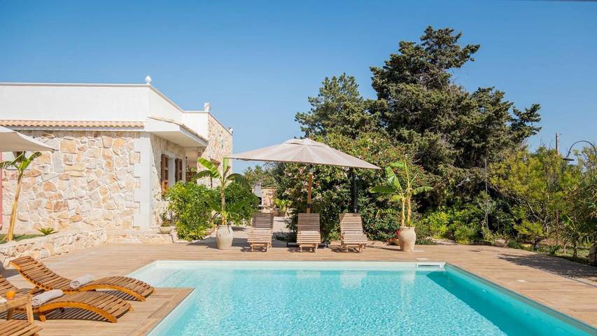 Villa per 4 persone, con giardino e sauna nonché piscina e idromassaggio, con animali domestici in Rosolini