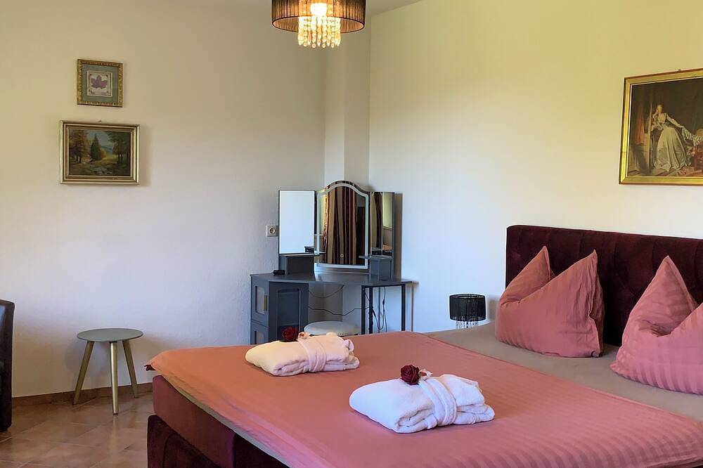 Ganze Wohnung, Villa Warzenburg, Fewo-2 mit Panorama-Blick, Balkon und Kamin. Urlaub mit Hund. in Friedrichroda, Rennsteig
