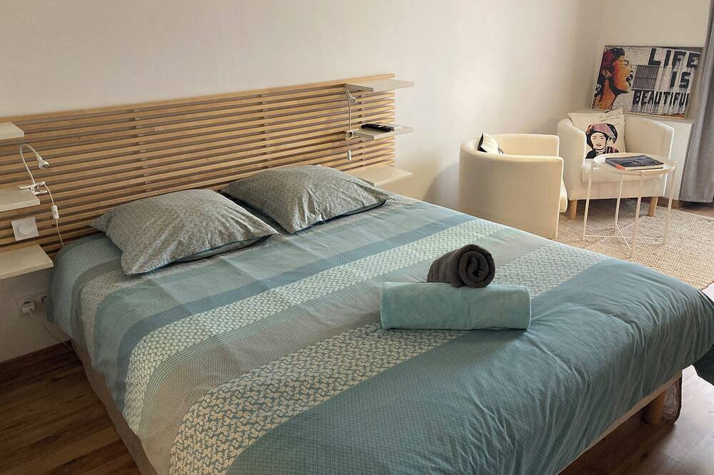 Independent house with garden and swimming pool, sleeps 10 in Vic-la-Gardiole, Côte d'Améthyste