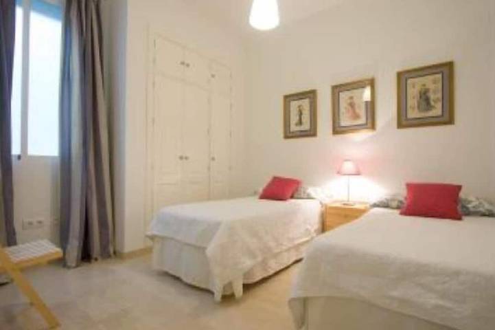 Entire apartment, Beautiful apartment in  historical recently reformed building. in Nervión, Sevilla