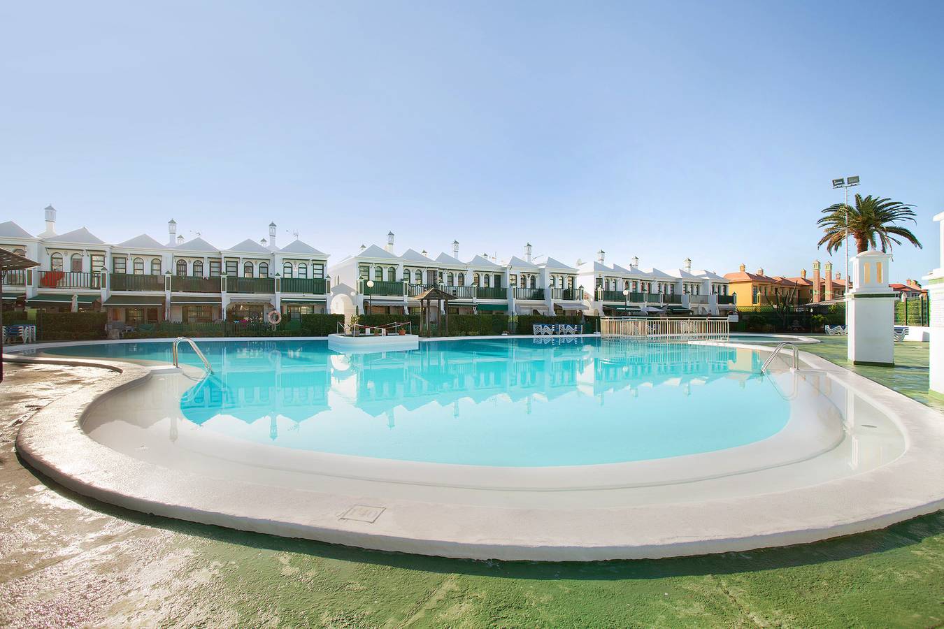 Entire apartment, Vacation Apartment 'Dunaflor Gemelo 3' with Shared Pool, Wi-Fi and Air Conditioning in Campo Internacional, San Bartolomé de Tirajana