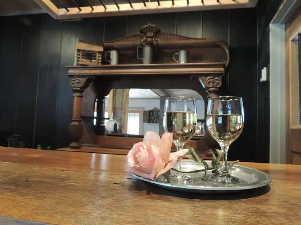 Bed & Breakfast in a 1795 Log Cabin on working farm, George Washington, Sr Suite in Augusta County