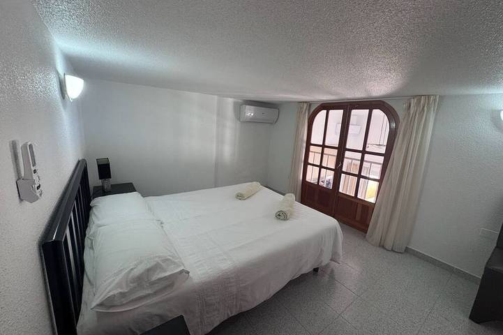 Large 4 bedroom detached villa private pool in walled garden.  5 minute to Sea. in Isla Plana, Carthagène