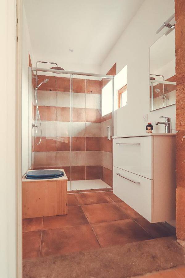 Family Room with Private Bathroom in Saint-Désiré, Région de Montluçon
