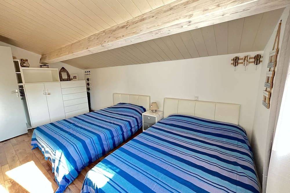 Lovely spacious corner villa, 4 bedrooms with Airco,for 10 people, secured residence with pool,... in Portiragnes Plage, Portiragnes