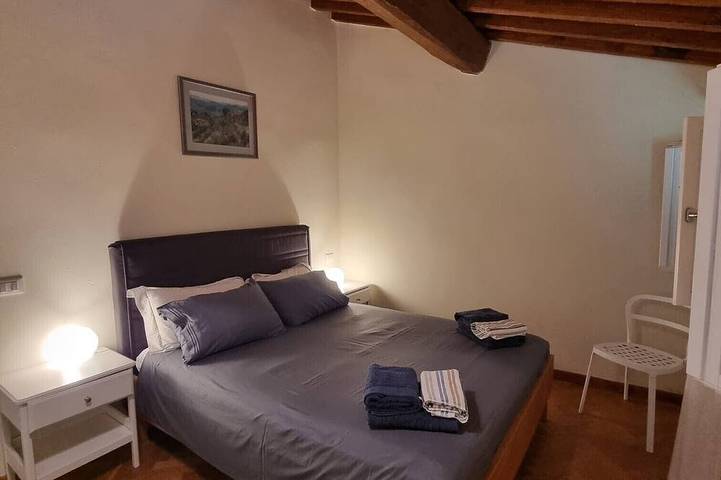 Appartamento intero, Bellissimo appartamento restaurato con 2 camere da letto e piscina a sfioro in Peccioli, Pisa e dintorni