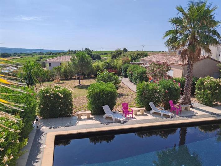 Gîte pour 4 personnes, avec jardin et piscine ainsi que vue et terrasse à Adissan