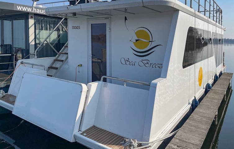 Hausboot für 4 Personen, mit Seeblick und Terrasse sowie Garten in Mecklenburgische Seenplatte - 2