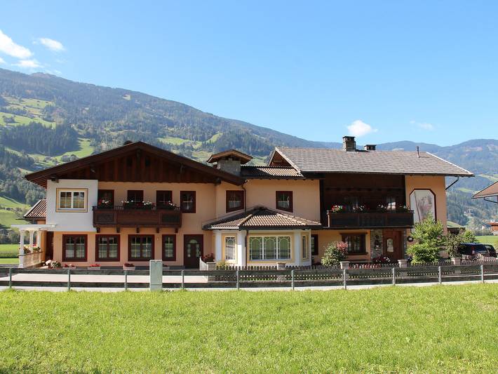 Ferienwohnung für 5 Personen, mit Terrasse und Garten sowie Ausblick in Stumm