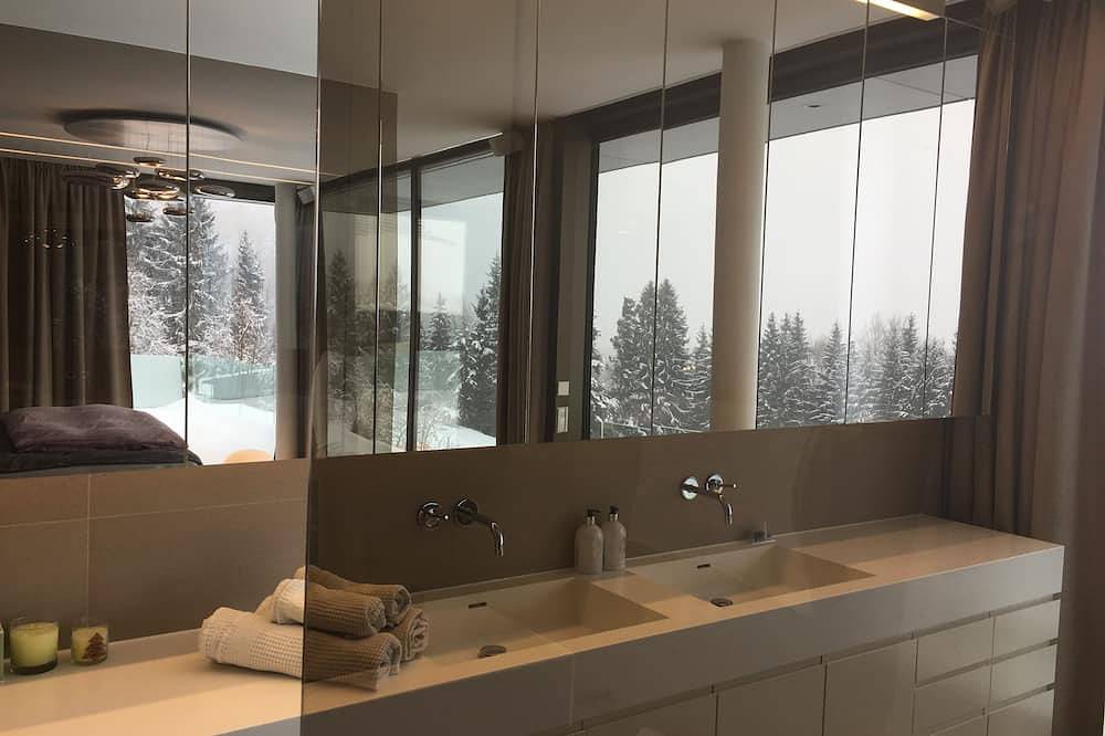 Attersee luxury Design Villa, Pool and sauna, great views, quiet and solitary♥️ in Nußdorf am Attersee, Bezirk Vöcklabruck