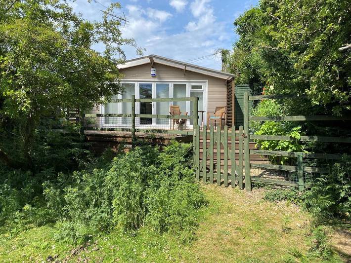 Lodge for 4 people, with terrace and garden as well as view, with pets in New Forest