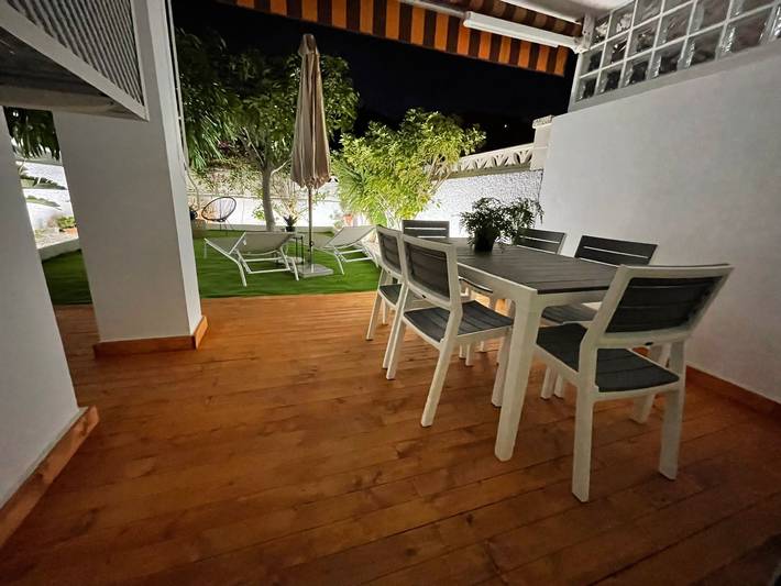 Entire apartment, Vacation Home 'Villa Sauces' with Mountain View, Shared Pool & Wi-Fi in Los Cristianos, Arona