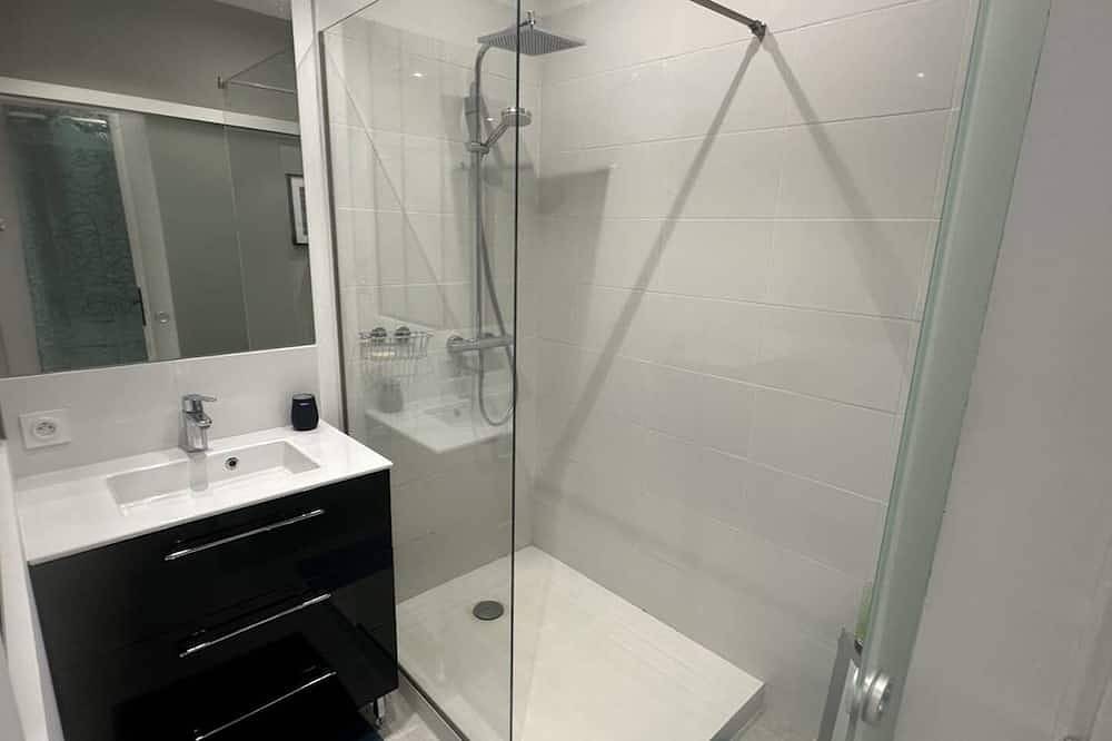Entire apartment, T2 Les Issambres facing tennis in Les Issambres, Roquebrune-sur-Argens