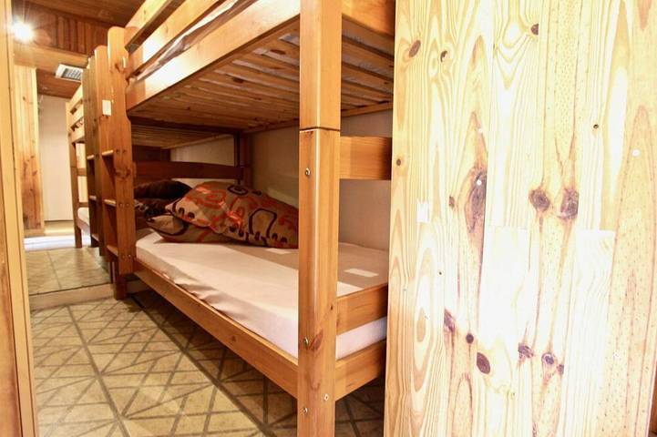 Entire apartment, 2-room cabin apartment at the foot of the slopes, East sector, 6 pers. Non-smoking. Equipped kitchen in Chamrousse, Écrins National Park