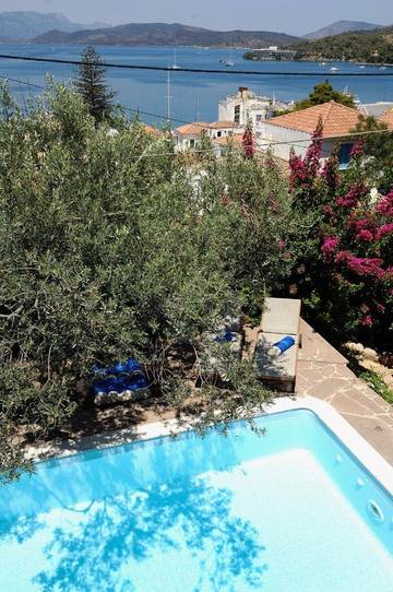 Location de vacances pour 4 personnes, avec piscine ainsi que vue et jardin, animaux acceptés dans Poros