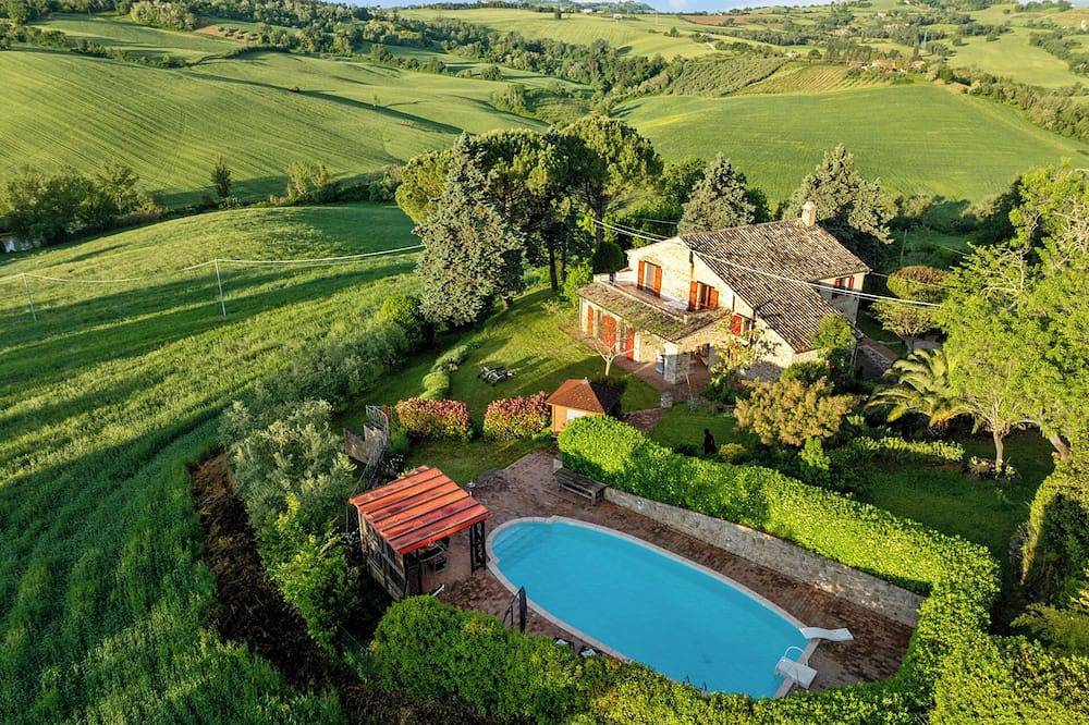 Complete refurbished old farmhouse with pool and garden in Barchi, Terre Roveresche