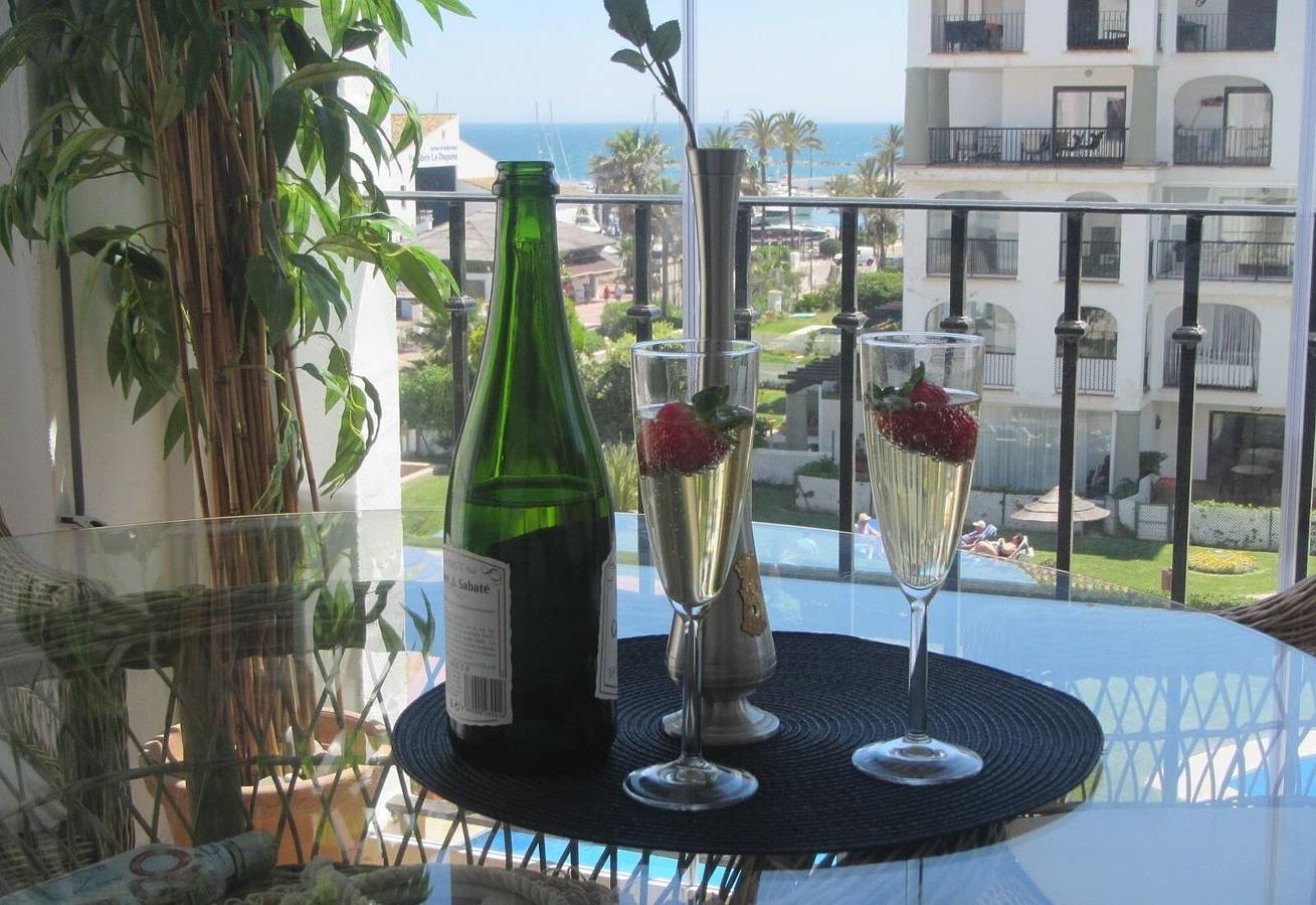Ganze Wohnung, Ferienwohnung "Marina La Duquesa Beach Resort" mit Meerblick, Pool, Terrasse & Garten in Puerto de la Duquesa, Manilva