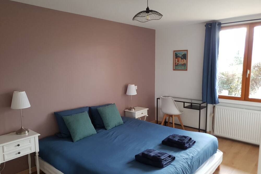 Appartement entier, L' Aparté Nature ; gîte jusqu'à 6 personnes entre montagne et campagne in Jarrie, Isère