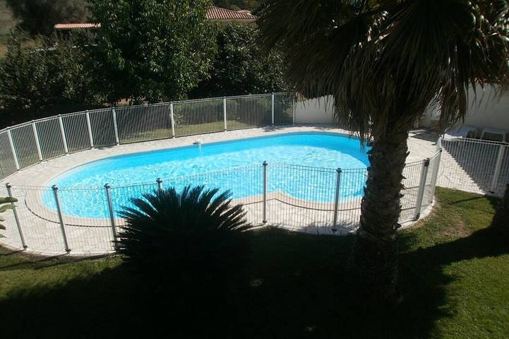 Appartement de vacances pour 4 personnes, avec terrasse ainsi que jardin et piscine