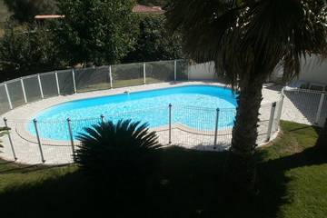 Gîte pour 4 personnes, avec jardin ainsi que terrasse et piscine à Peri