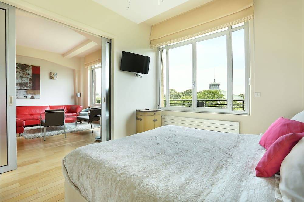 Appartement entier, Champs Elysées / Montaigne, une vue superbe! 2 Bd, 2 bains, modernes avec Central Air in Tour Eiffel, Paris