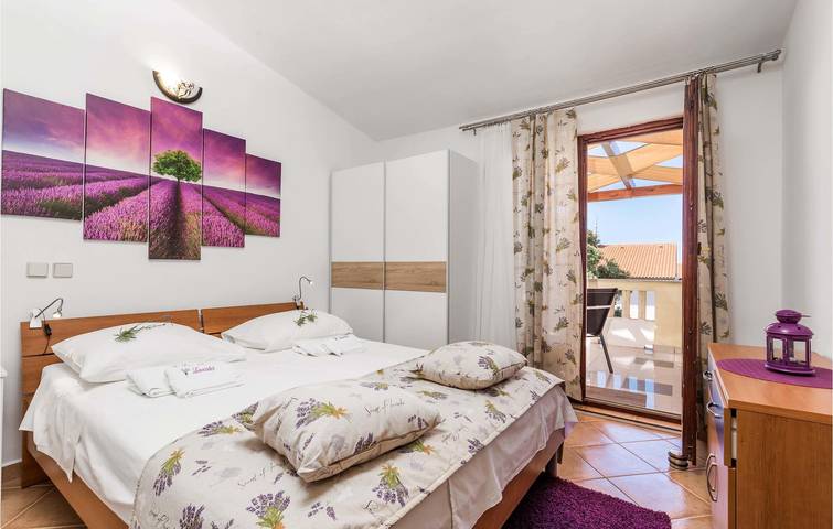 Apartamento vacacional entero, Acogedor apartamento con vistas al mar, terraza, aparcamiento y cocina cerca de Mandre in Mandre, Pag