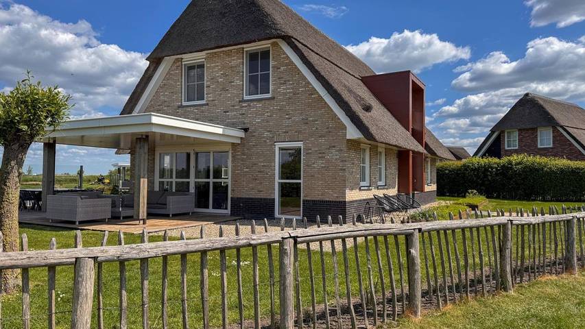 Villa voor 12 personen, with tuin and sauna as well as terras in Friesland