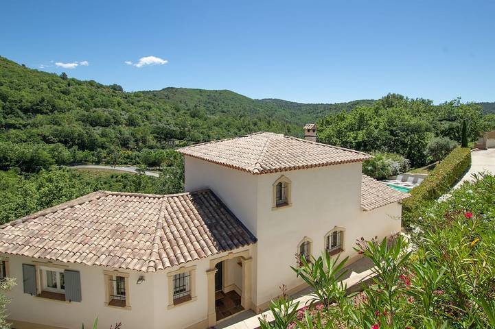 Location de vacances pour 6 personnes, avec jardin et jacuzzi à Montferrat