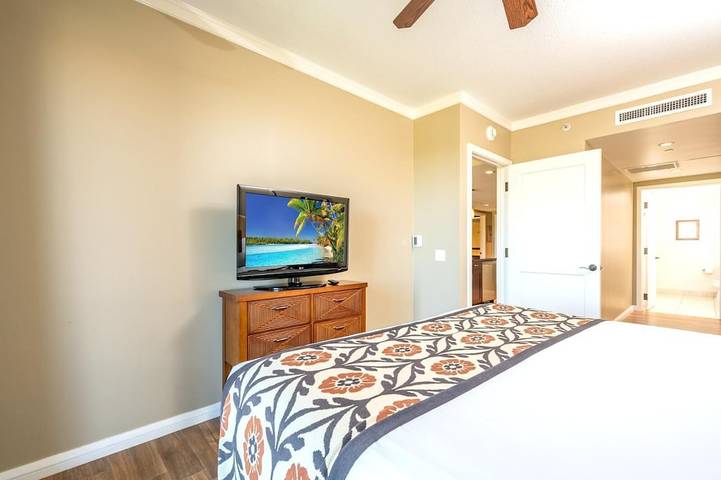 Beach rental for 8 people, with yard and hot tub as well as pool on Maui