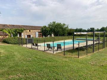Gîte pour 5 personnes, avec jardin ainsi que piscine et vue, adapté aux familles à Sainte-Croix (France)