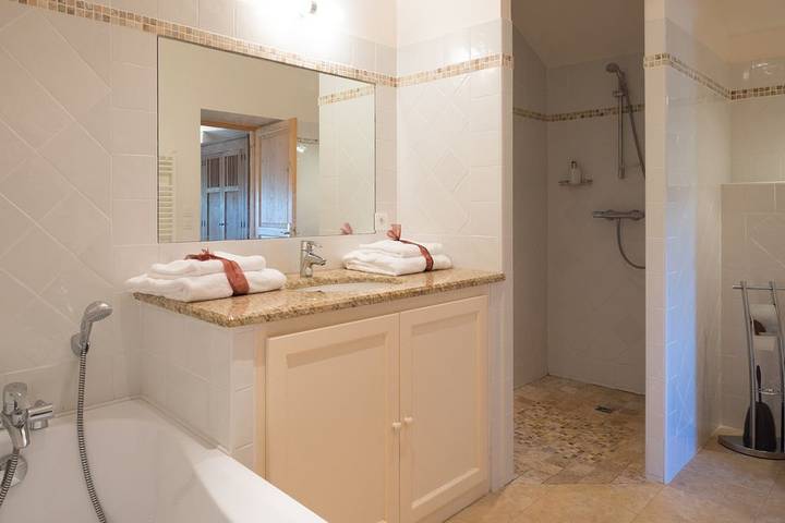 Gîte pour 10 personnes, avec terrasse ainsi que jardin et piscine à Trèbes - 4