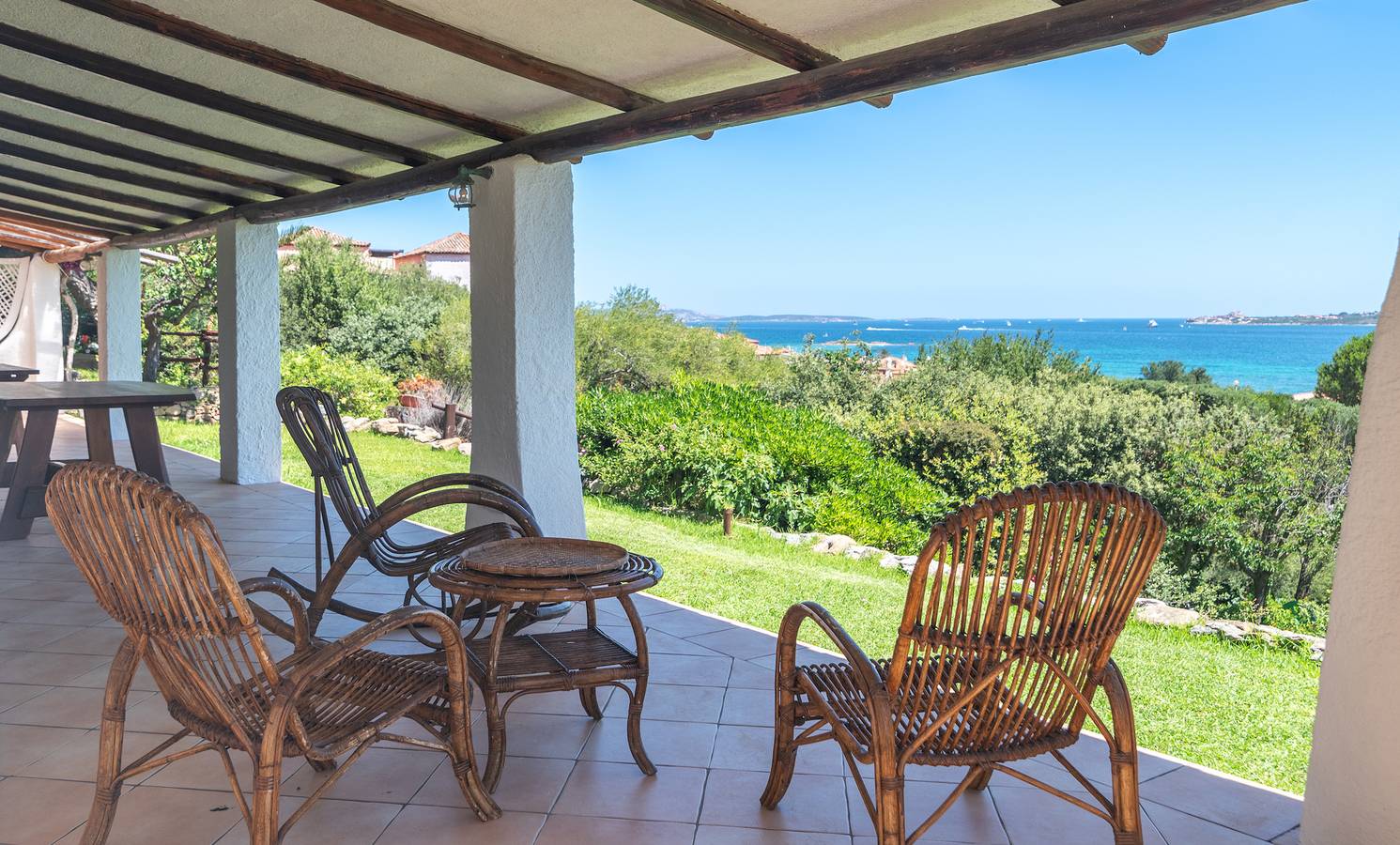 Villa 'Rosi Ruj' con vista mare, terrazza privata e Wi-Fi in Cannigione, Arzachena