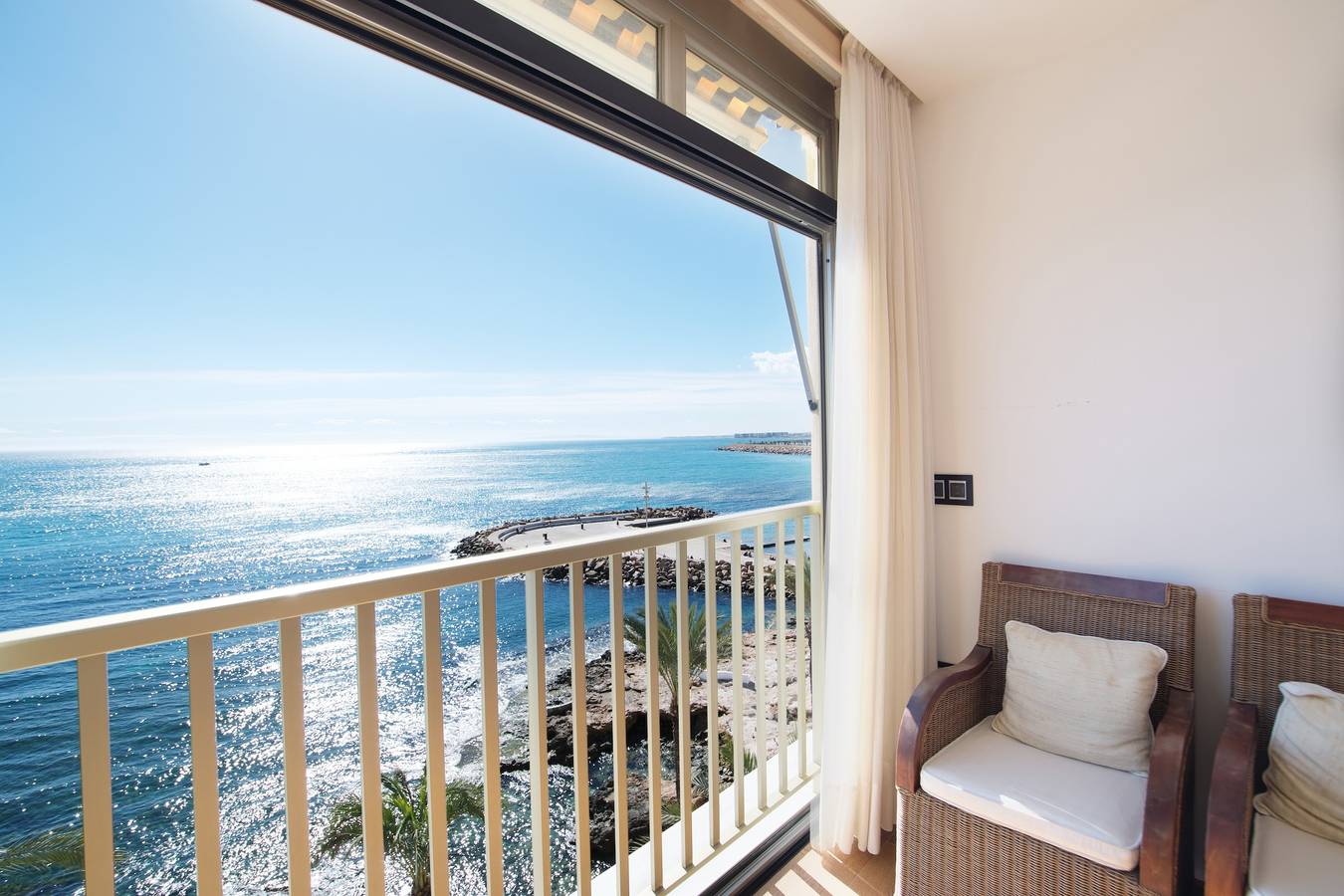 Holiday Home 'Ático De Lujo Frente Al Mar' with Sea View, Wi-Fi and Air Conditioning in Torrevieja Centre, Torrevieja