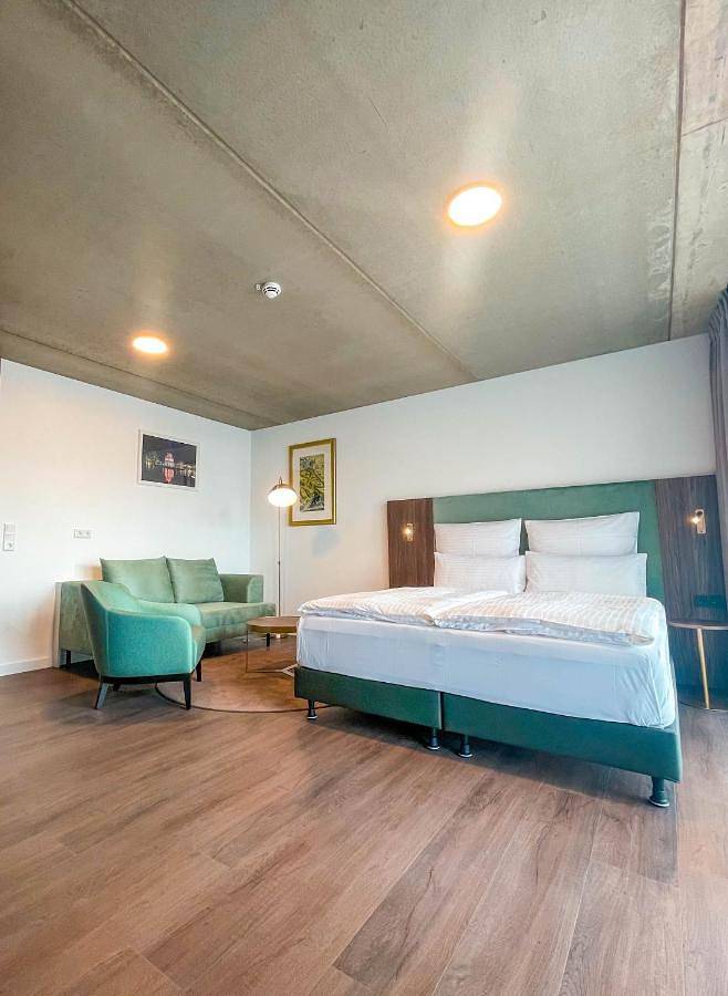 Hotel für 3 Personen, mit Balkon und Terrasse sowie Ausblick in Berlin Lichtenberg