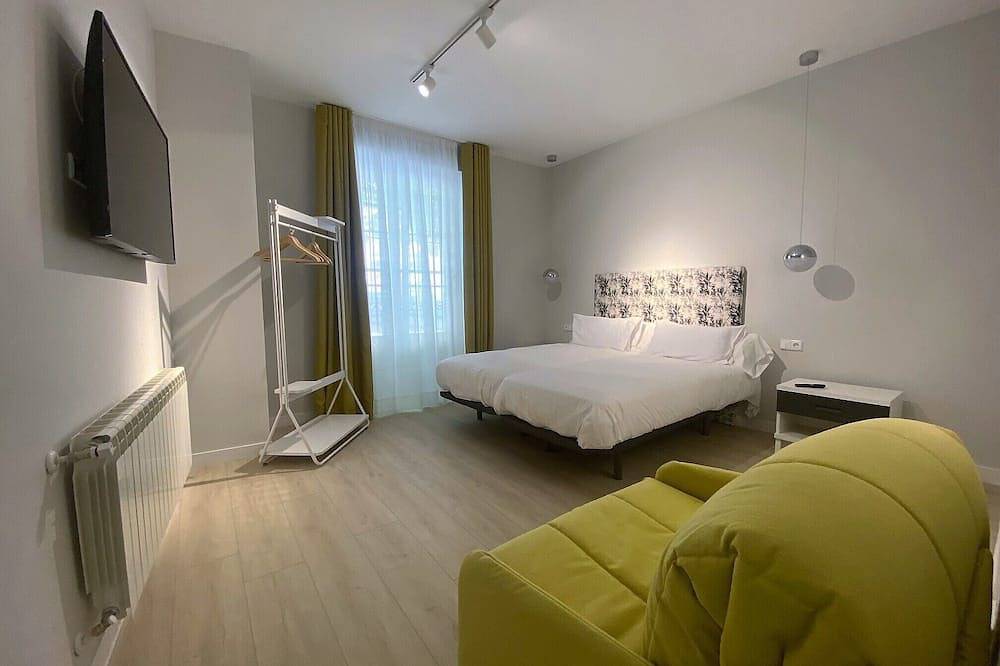 Entire apartment, Plaza de los Castaños Suite (in the heart of Burgos) in Burgos, Burgos Province