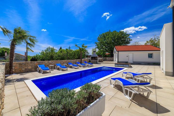 Apartament wakacyjny dla 4 osób, z basen i taras w Kras