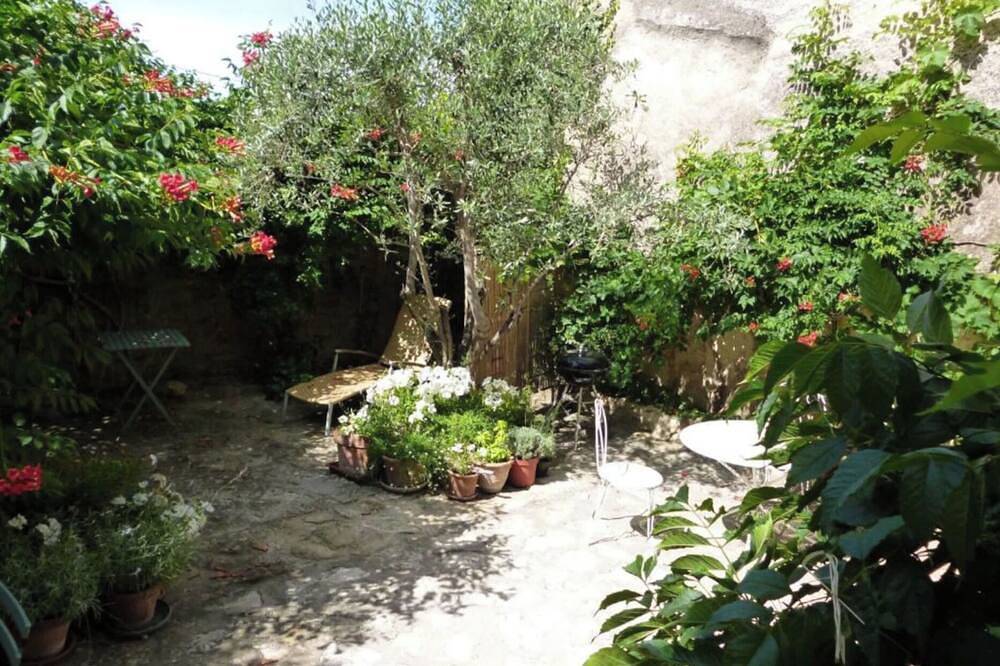 Lovely 2 pers. Balcony Room in Lourmarin village with a view on the Chateau in Lourmarin, Parc naturel régional du Luberon