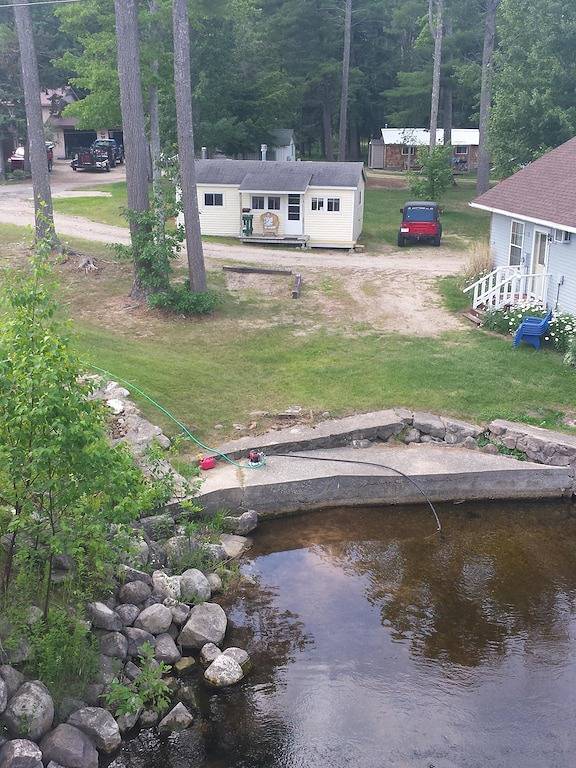Cottage # 4 am Autrain River in der Nähe des Lake Superior Beach, abgebildete Felsen, Wasserfälle in Alger County