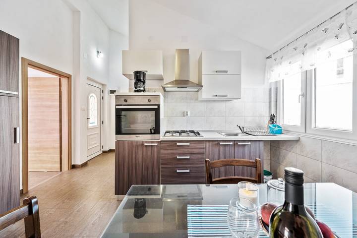 Ferienhaus für 8 Personen, mit Garten und Pool in Razanj