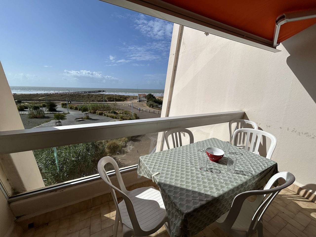 Entire apartment, Studio cabin for 4 with balcony, parking, and pets allowed 50m from beach in Saint-Jean-de-Monts, Vendée