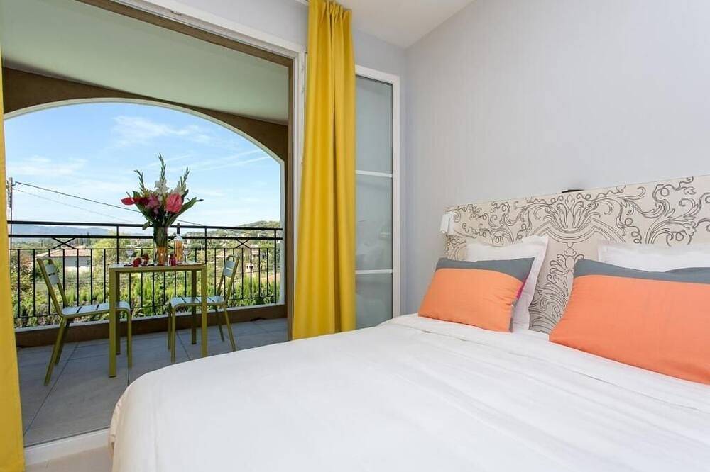 Peaceful Mougins Hotel Stay with Pool | Pets are Allowed + Free Parking in Mougins, Region de Cannes