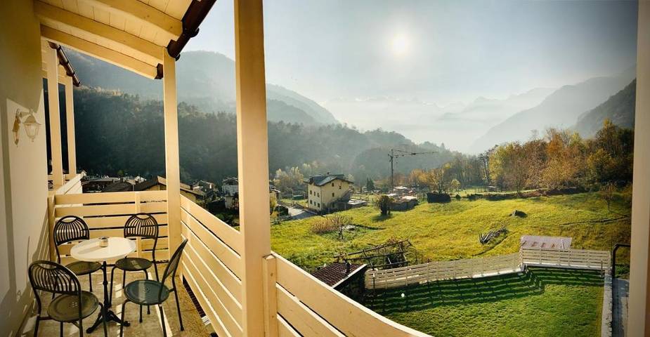 Ferienwohnung für 2 Personen, mit Balkon und Terrasse sowie Garten und Ausblick