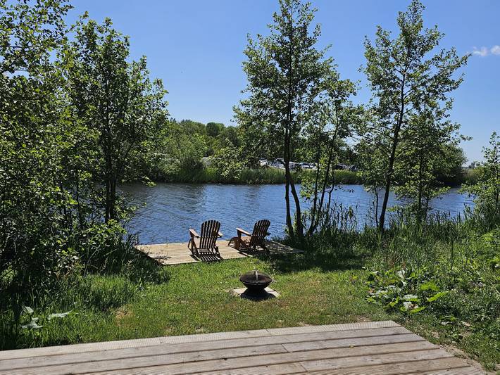 Charmantes Tiny House für 4 Personen mit privatem Steg in einem Ferienpark in Friesland in Niederländische Nordsee