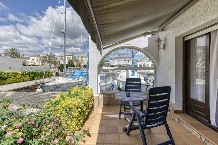 Hel lejlighed, Salins Studio Apartment with Canal Views, Wi-Fi, and Air Conditioning in Empuriabrava, Upper Empordà