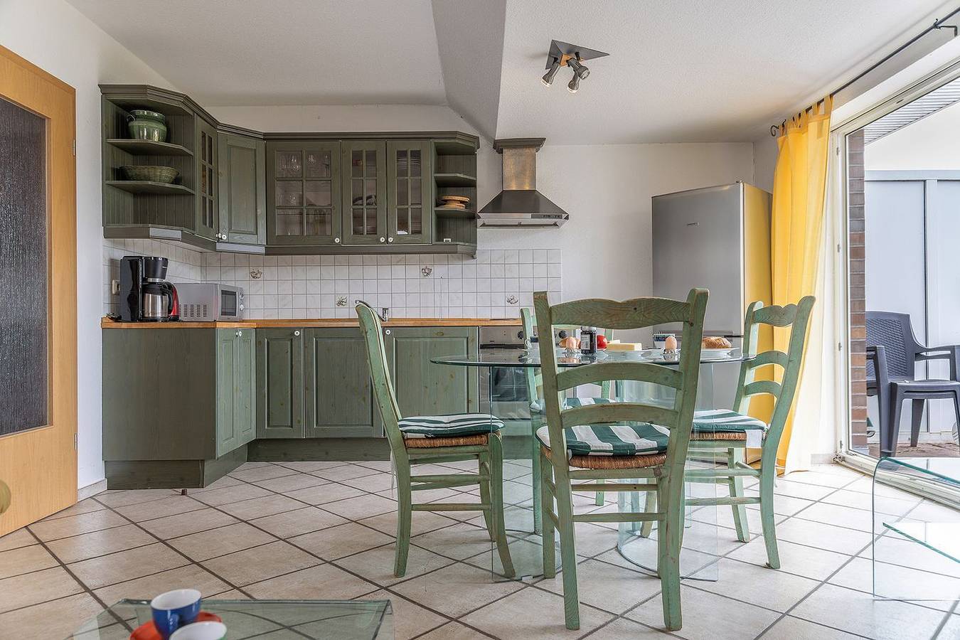 Ganze Wohnung, Abseits vom Trubel der Küstenbadeorte können Sie in dieser freundlichen Oberwohnung herrlich entspannen.Vom ausgiebigen Strandleben sind sie dennoch nur ca. 5 km getrennt. in Altfunnixsiel, Wittmund