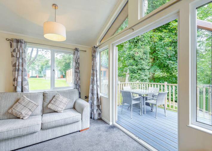 Superior 2 Lodge, slps 4, parking, ensuite & deck in Bowness-on-Windermere, Lake District