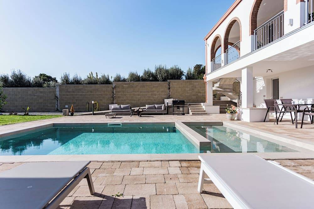 Villa with heated pool 2 steps from the sea in Poetto (Cagliari), Quartu Sant'Elena