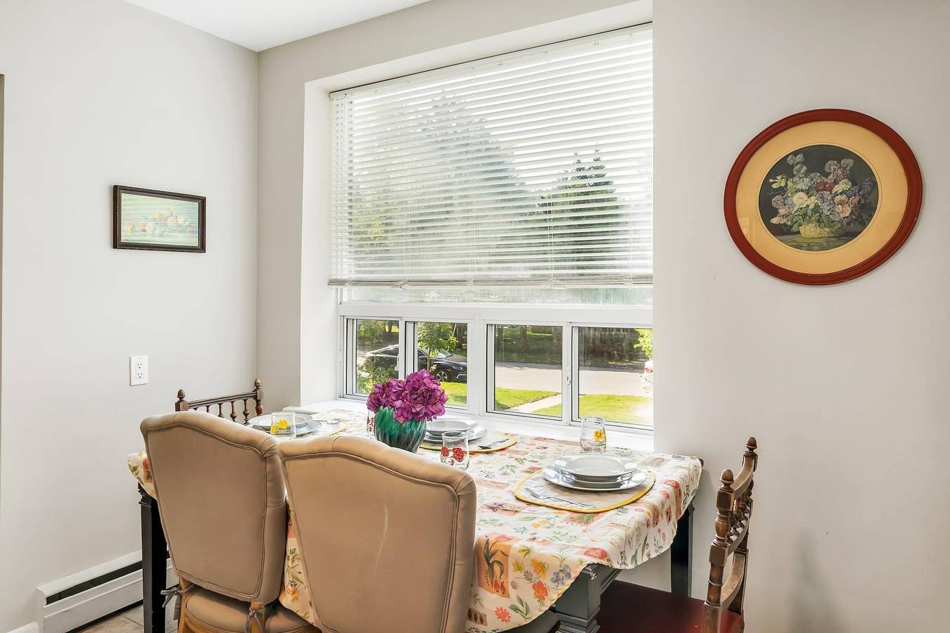 Entire apartment, Private 2Bdrm Newly Renovated - Furnished apt - U3 in Burlington (Ontario), Lake Ontario (Canada)