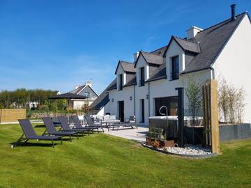 Gîte pour 12 personnes, avec jacuzzi ainsi que jardin et terrasse dans le Morbihan