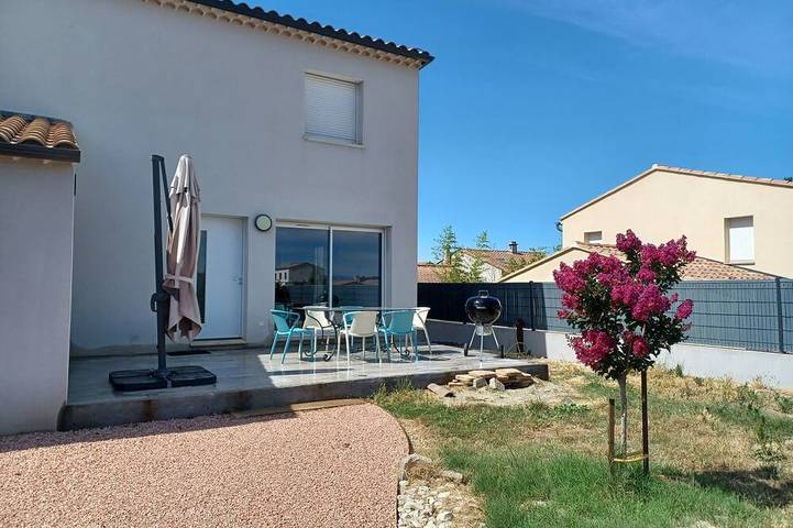 Location de vacances pour 4 personnes, avec jardin et terrasse à Jonquerettes